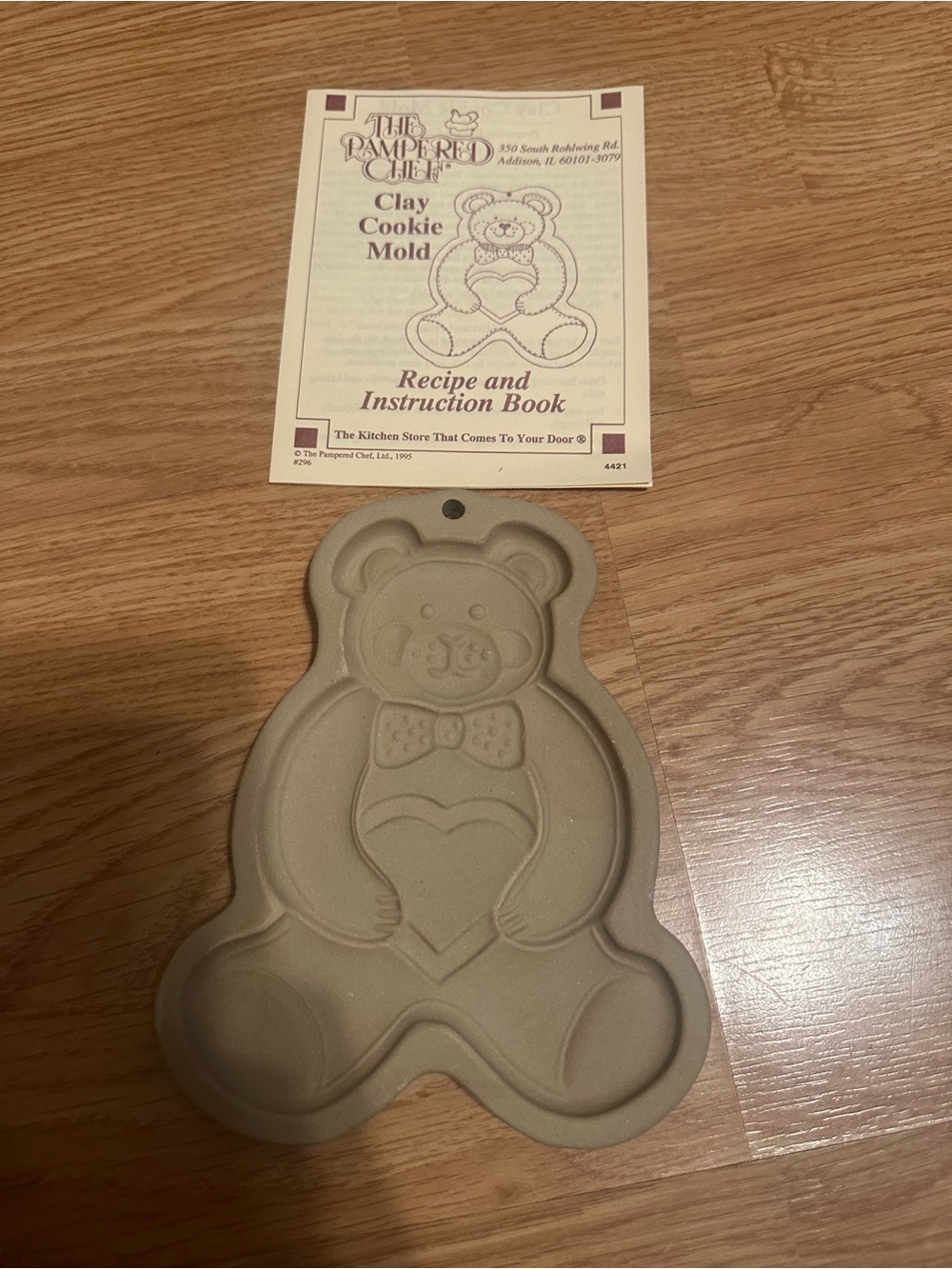 The Pampered Chef Beige Bear Clay Cookie Mold with Recipe Booklet